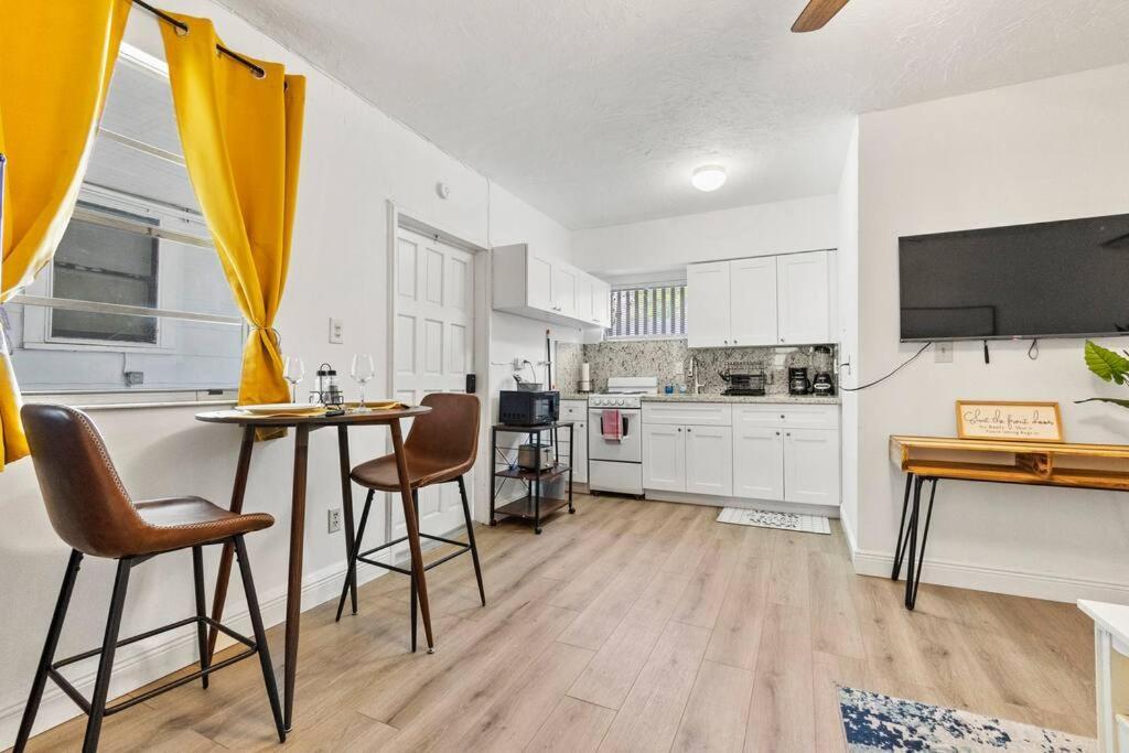 Intimate Casita Mia Minutes Away From Airport, Calle 8, Brickell, Coral Gables, The Beach And More! Маямі Екстер'єр фото